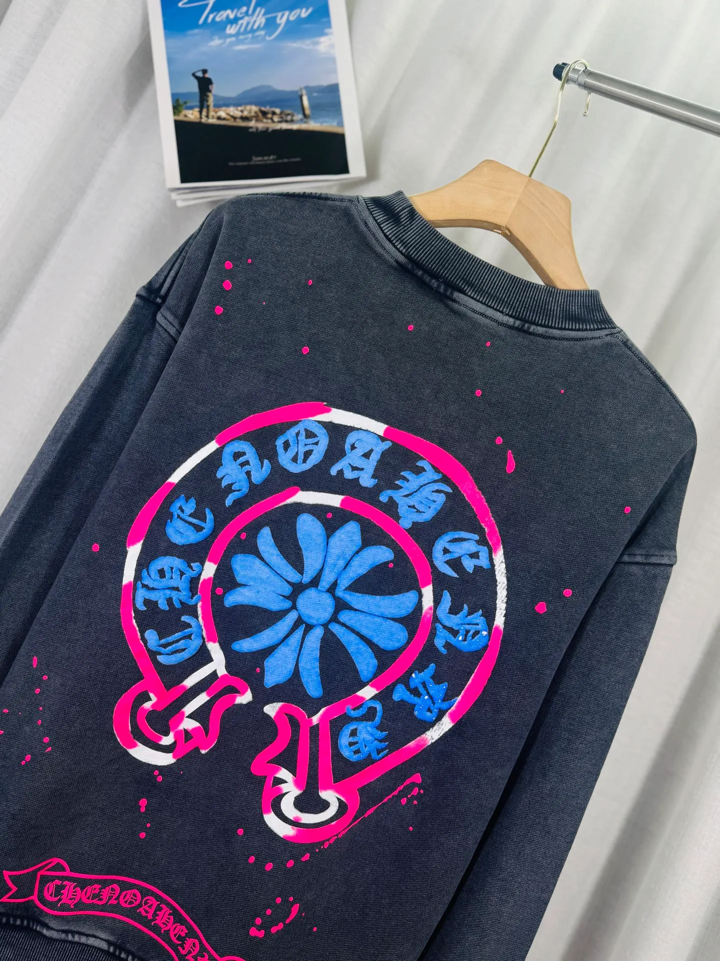 P270 top version, real shot without P, ​​different from market currency) 𝗖𝗵𝗿𝗼𝗺𝗲 𝗛𝗲𝗮𝗿𝘁𝘀/Croxin 2025 3D three-dimensional autumn and winter new original single counter American laser burnt 3D offset printing couple casual sweatshirt 👑The highest version! Customized fabric 430g tripe terry fabric! American pickling and distressing, fried snowflakes, 3D offset printing, best-selling model at the counter, very comfortable to wear. Accessories: original molded and authenticated collar label➕100% silk wash water label. Genuine purchase-grade original hangtag➕matching hanging rope➕3D hanging beads➕original packaging bag. Craftsmanship: The original version has consistent wiring! The highest version of the armhole matching technique! Color: Gray Black Size: S M L XL Style No.: 9317